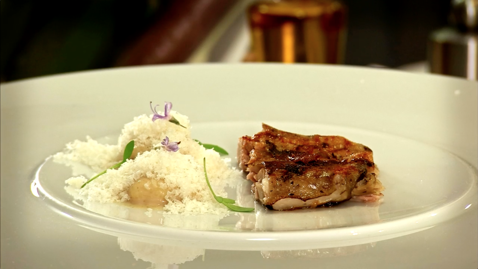 Royal de chivo payoyo con ensalada de verduras, queso ahumado, romescu y mandarina