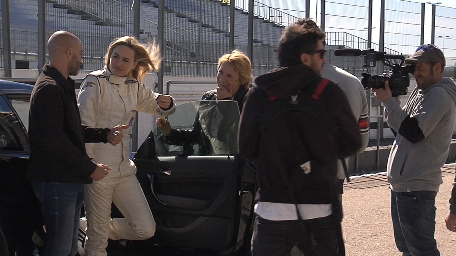 Blanca Portillo y Antonio Lobato junto a la piloto Carmen Jordá