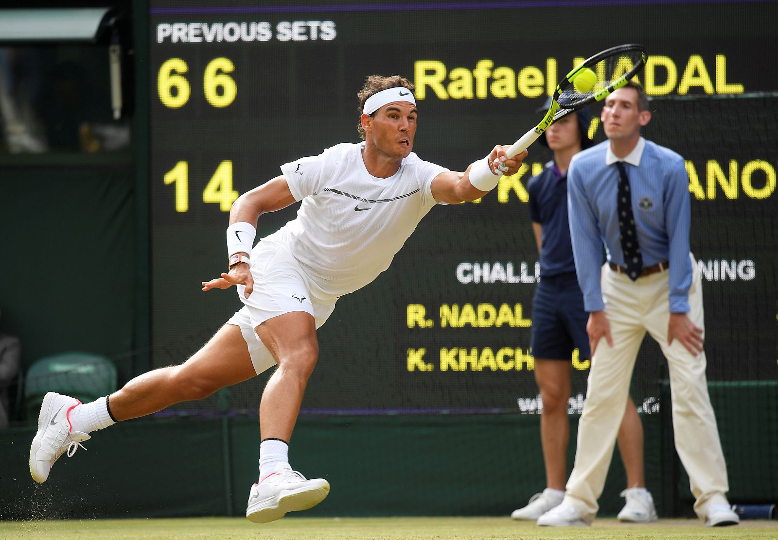 Nadal golpea la bola este viernes en Wimbledon