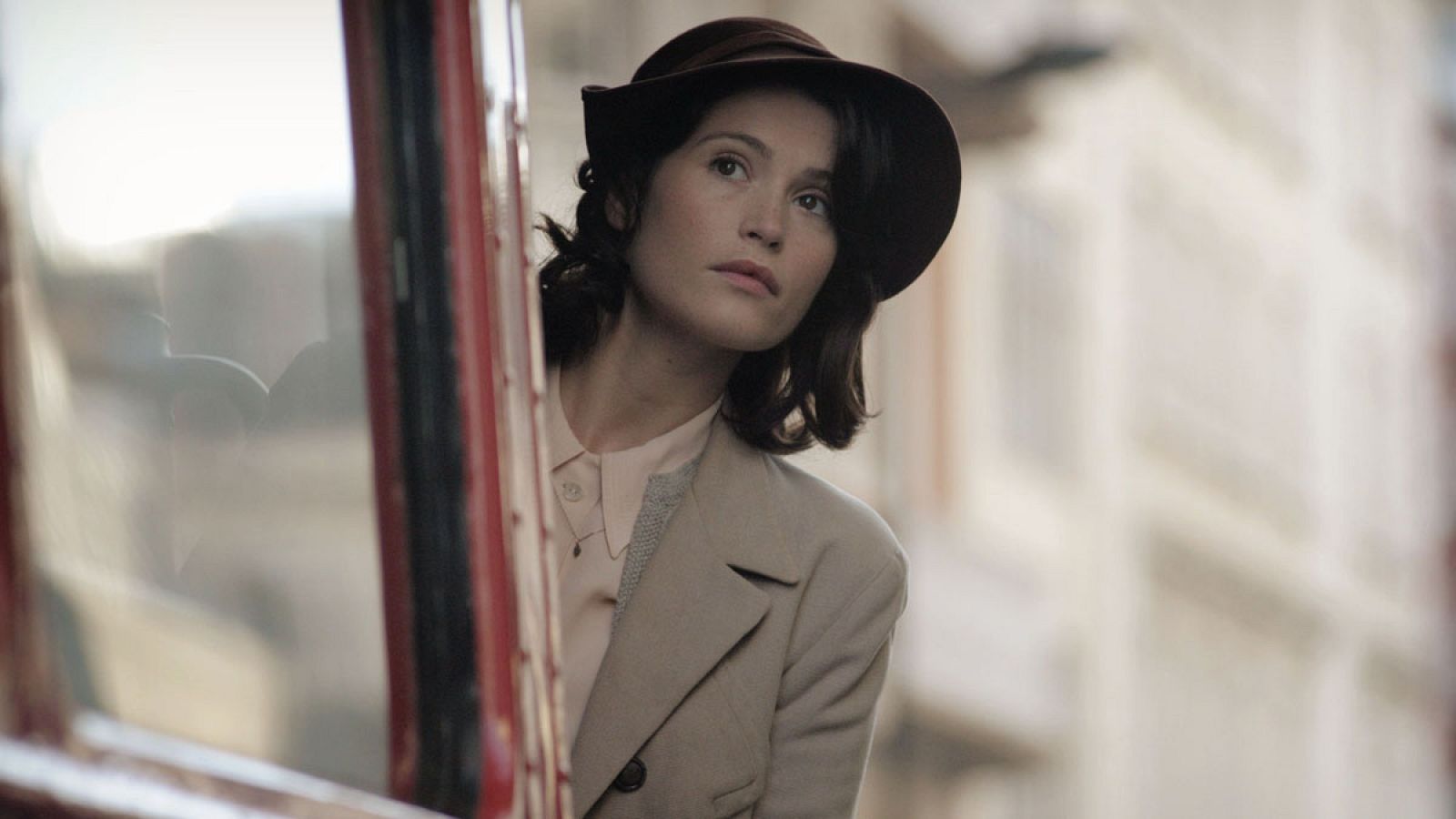 La britanica Gemma Arterton interpreta a una joven guionista