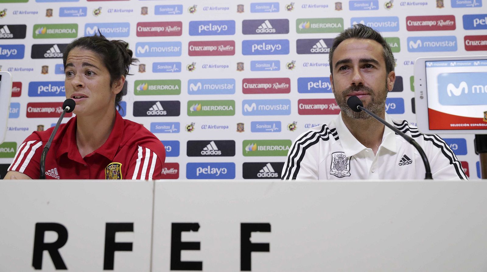 Marta Torrejón y Jorge Vilda durante la rueda de prensa ofrecida en la Ciudad del Fútbol de Las Rozas.