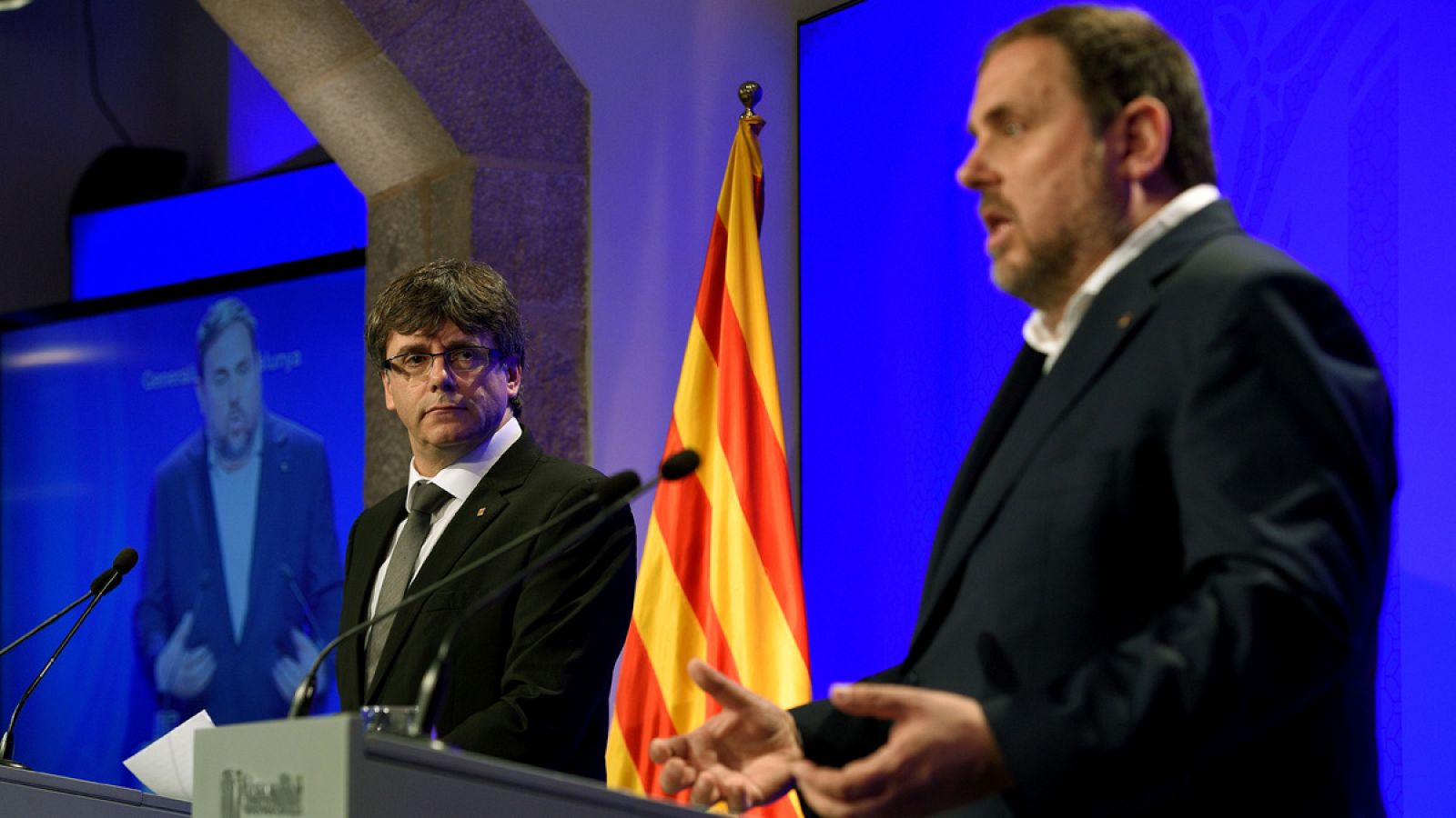 El presidente de la Generalitat, Carles Puigdemont, y el vicepresidente, Oriol Junqueras