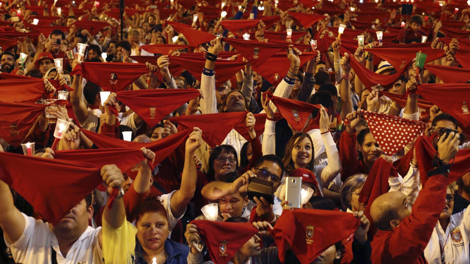 Miles de personas despiden los Sanfermines entonando el "Pobre de mí"