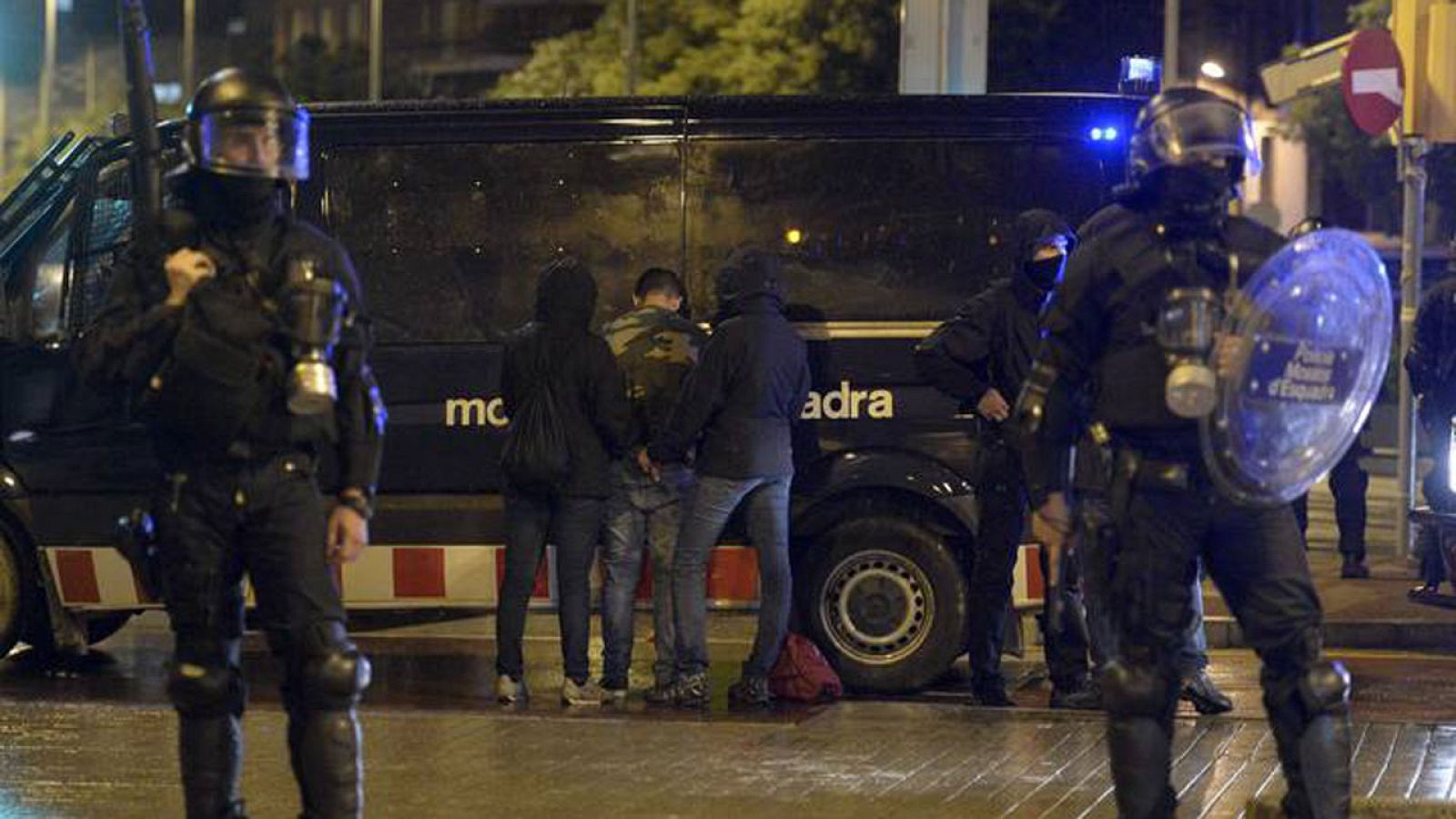La policía detiene a un manifestantes en las protestas contra el desalojo del centro social okupa Can Vies.