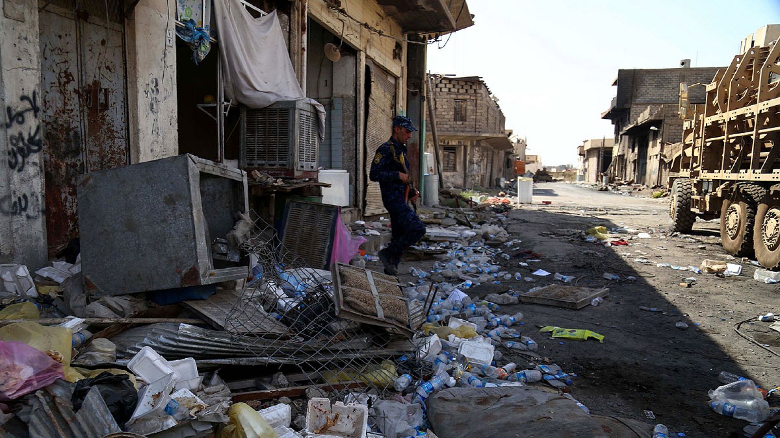 Un miembro de las fuerzas iraquíes en una calle de Mosul