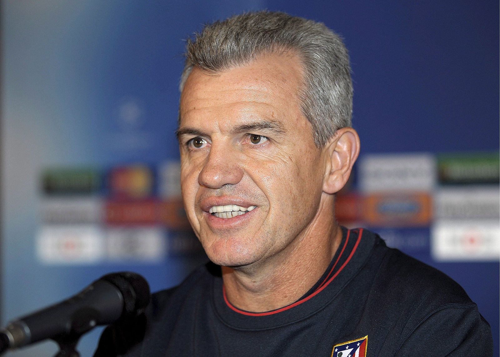 El entrenador del Atlético de Madrid, el mexicano Javier Aguirre, durante una rueda de prensa ofrecida en Eindhoven.