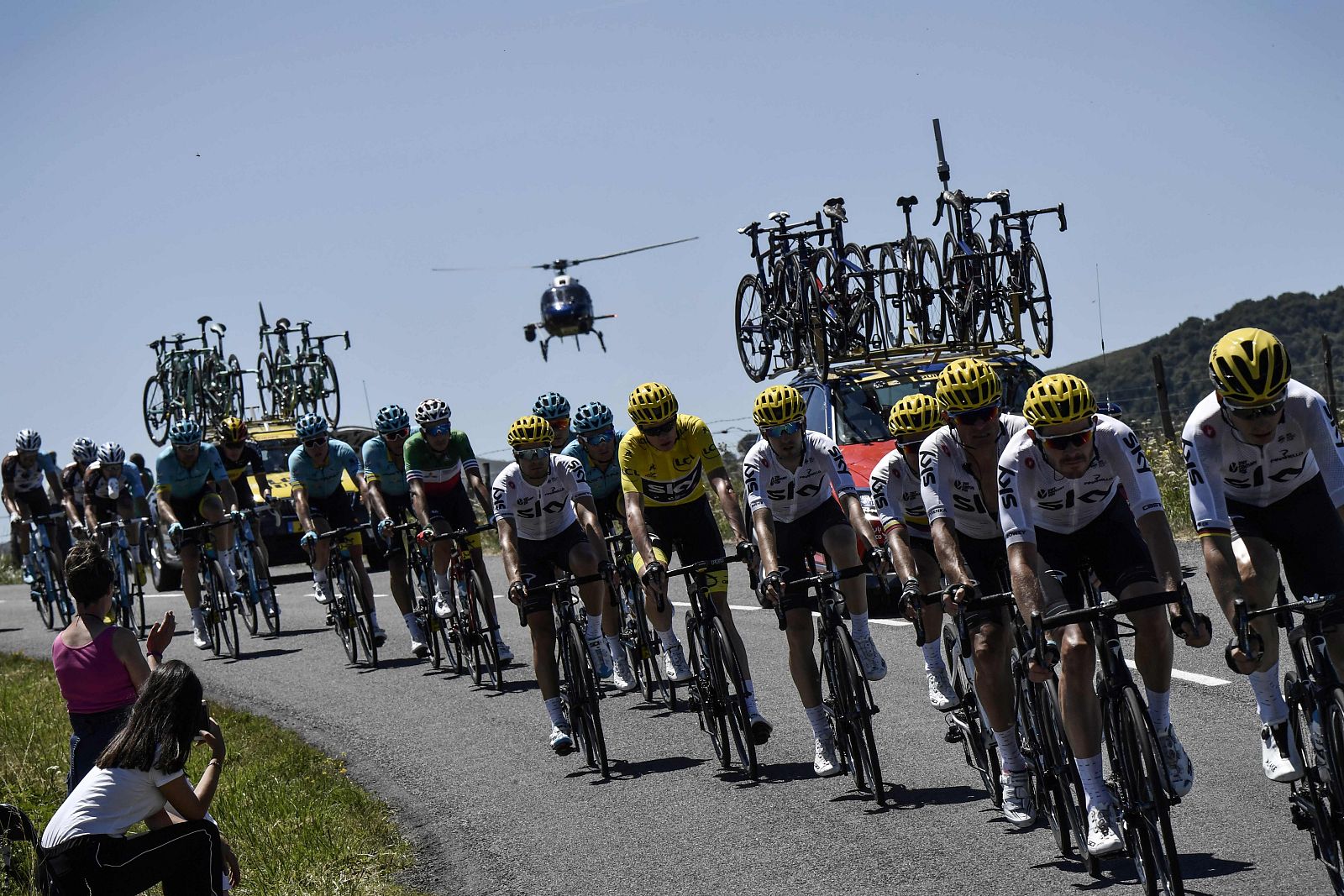 El pelotón del Tour comandado por el Sky durante la etapa del domingo