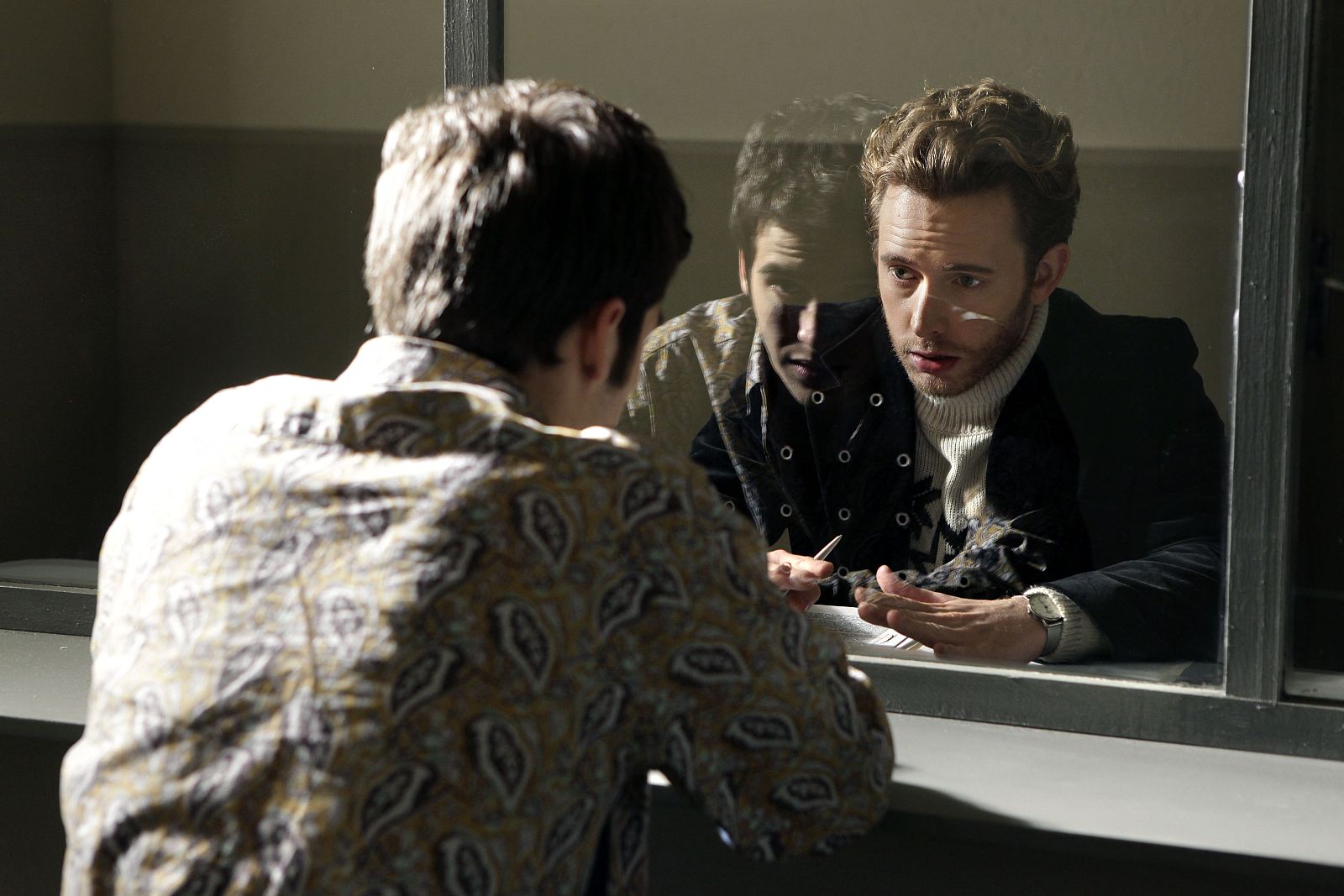 Toni, durante una visita a Carlos en la cárcel