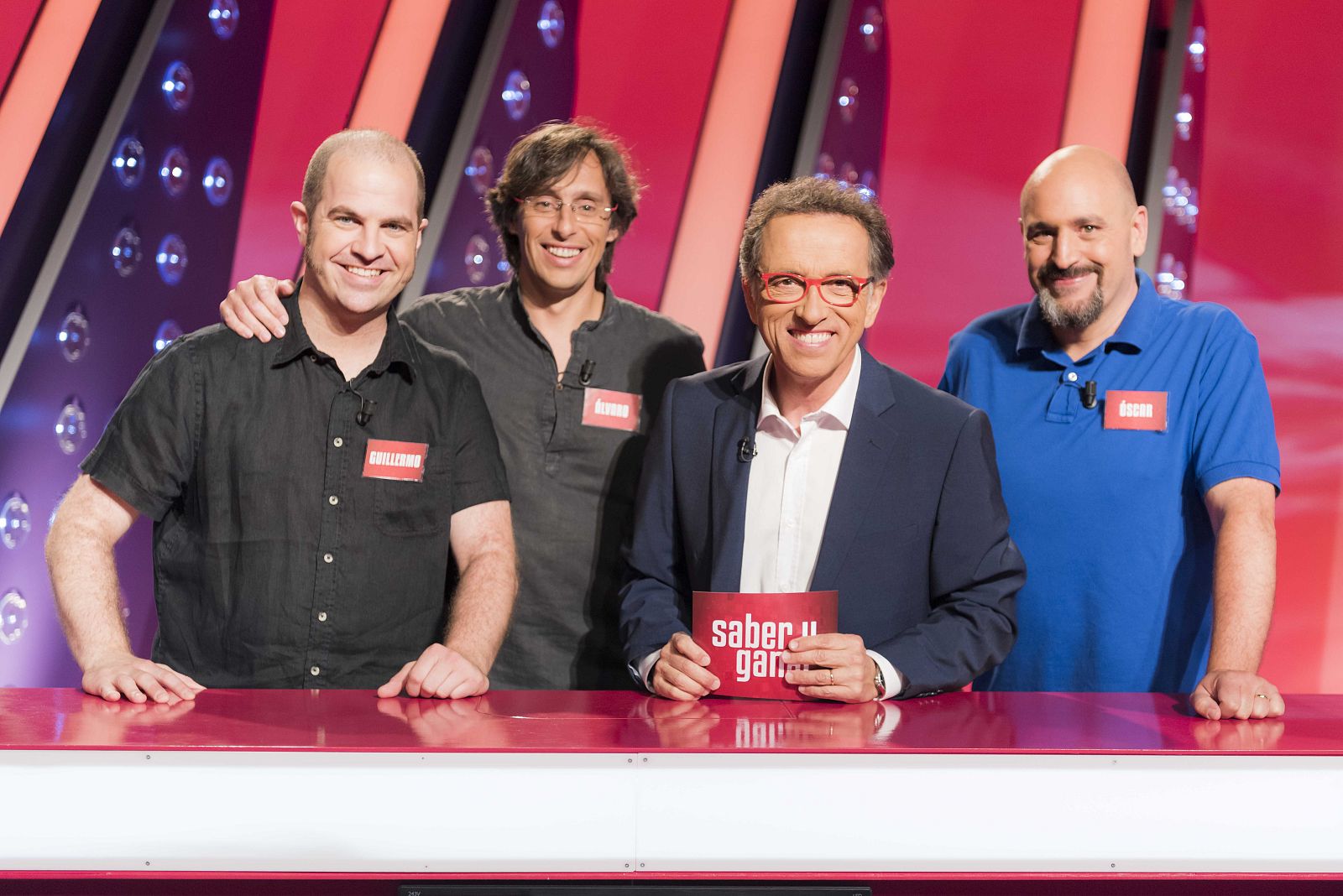 Los concursantes Guillermo Sancho, Álvaro Genol y Óscar Díaz junto al presentador Jordi Hurtado