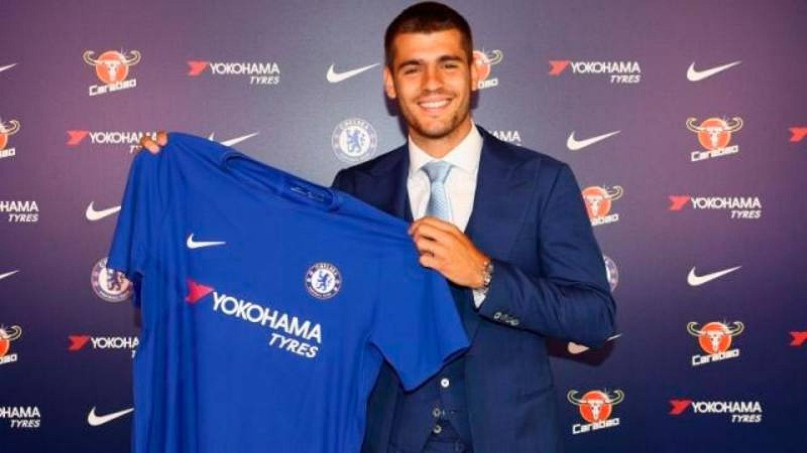 Morata ya posa con la camiseta del Chelsea.