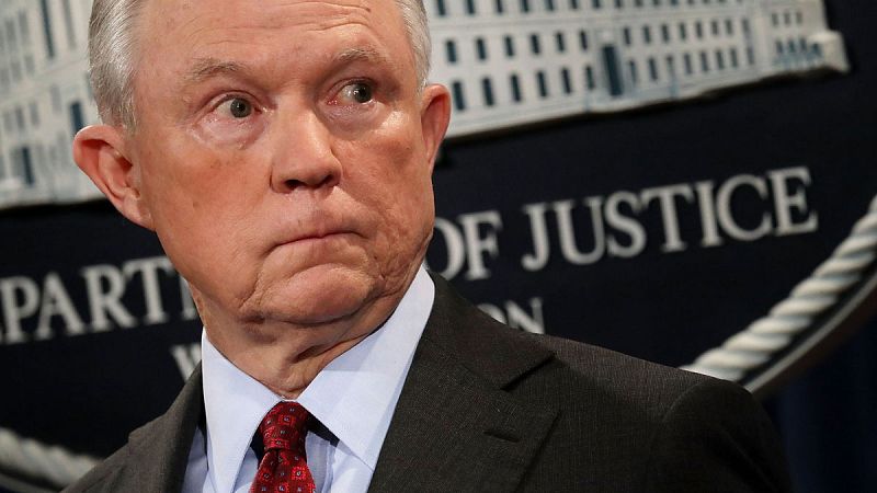 Sessions habló de Trump con el embajador ruso antes de las elecciones, según el Post