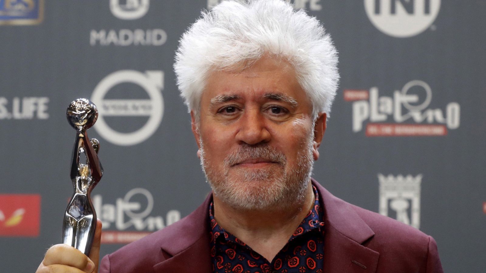 Pedro Almodóvar tras recibir el premio Platino a la Mejor Dirección por la película 'Julieta'.
