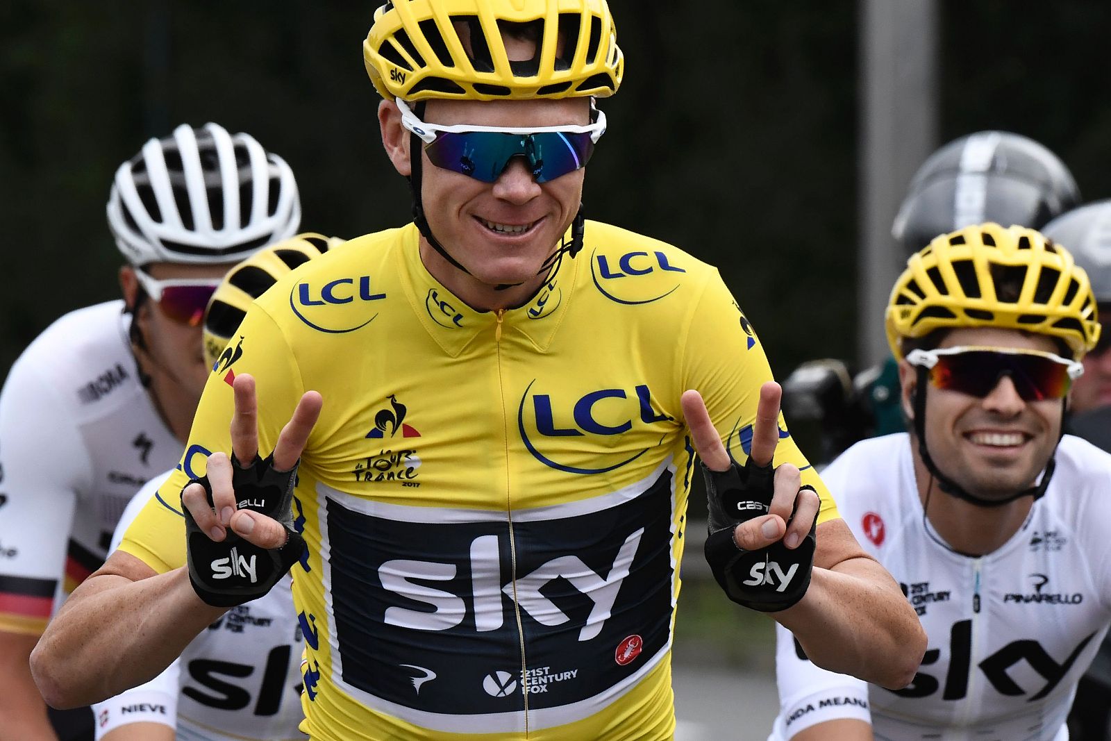 Chris Froome celebra su cuarto Tour ante la mirada de Mikel Landa.
