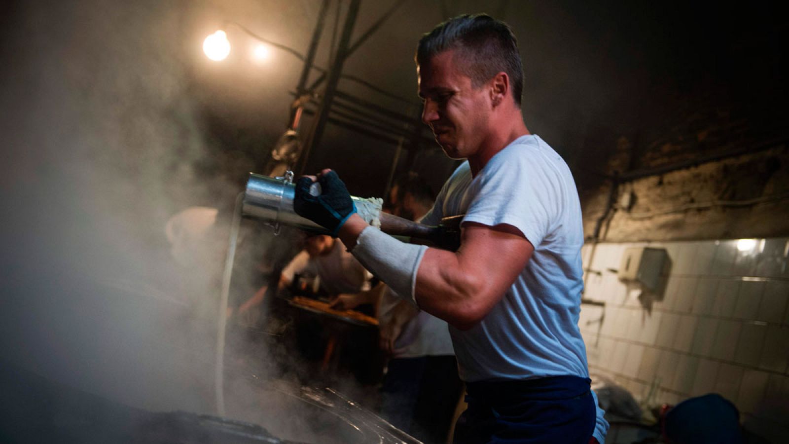 Un joven trabajando en un negocio de comida