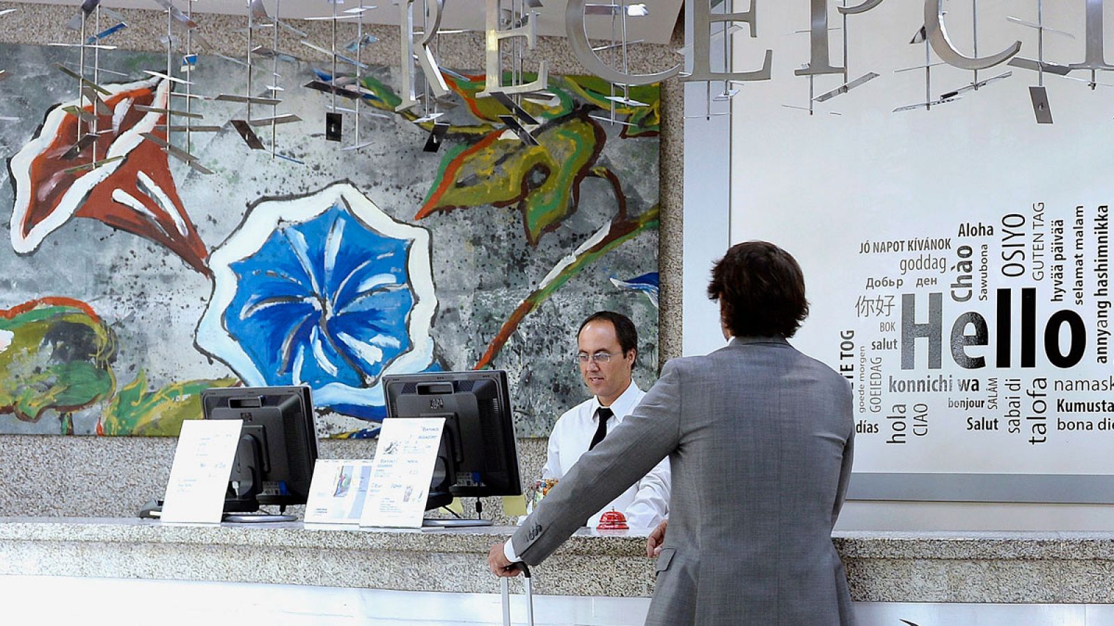 Un hombre recibe la atención del recepcionista en un hotel en una imagen de archivo