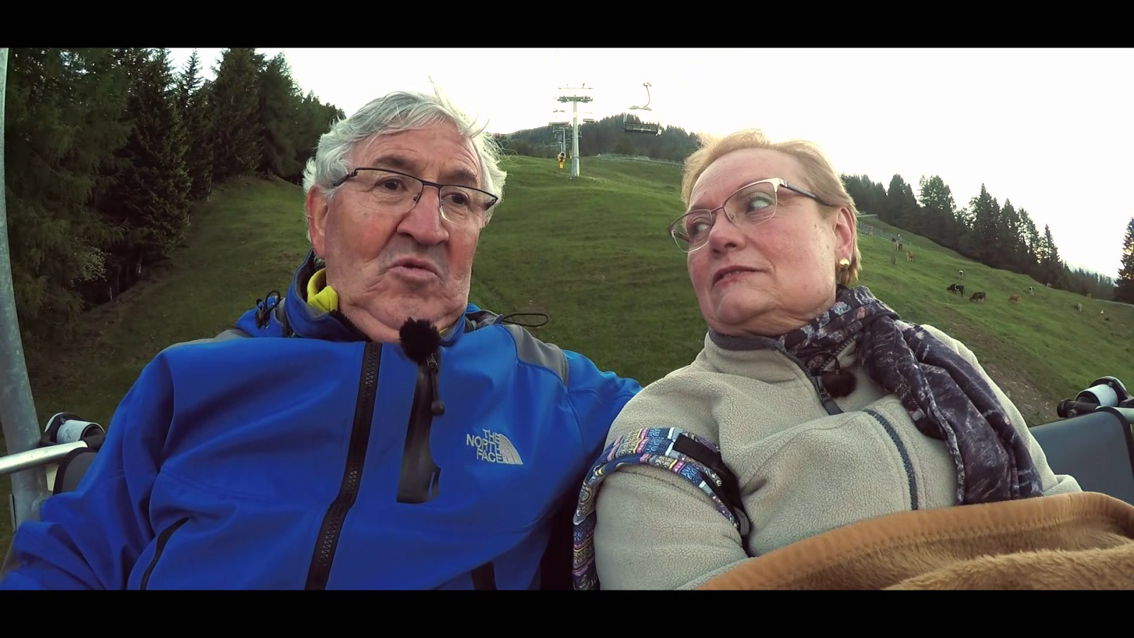 Mercedes y Enrique bajan al pueblo en telesilla