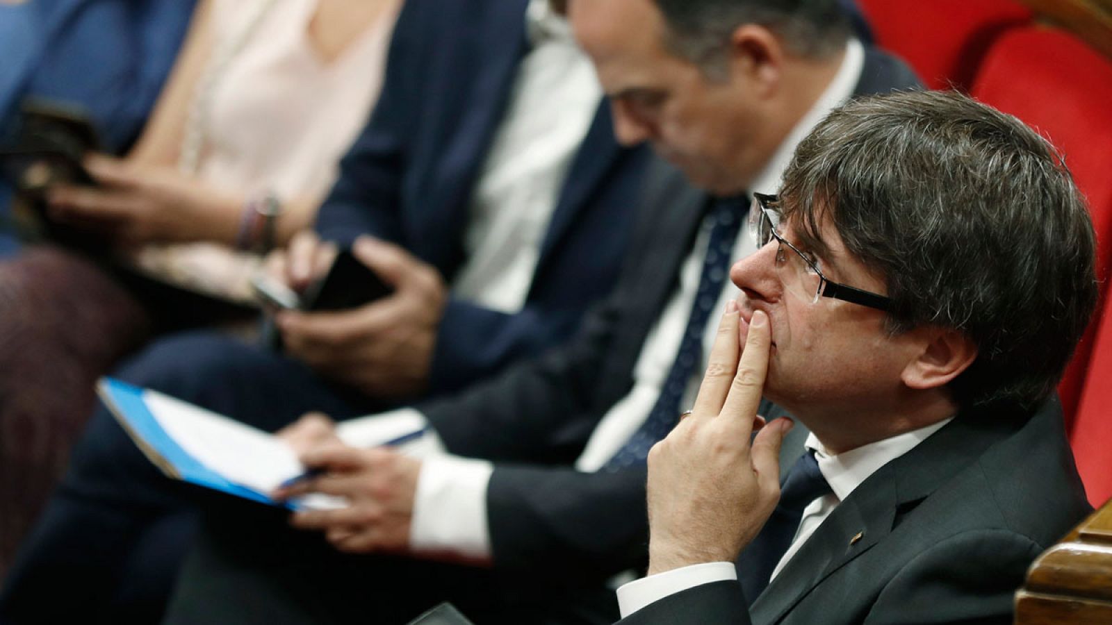 El presidente de la Generalitat, Carles Puigemont, en un pleno del Parlament