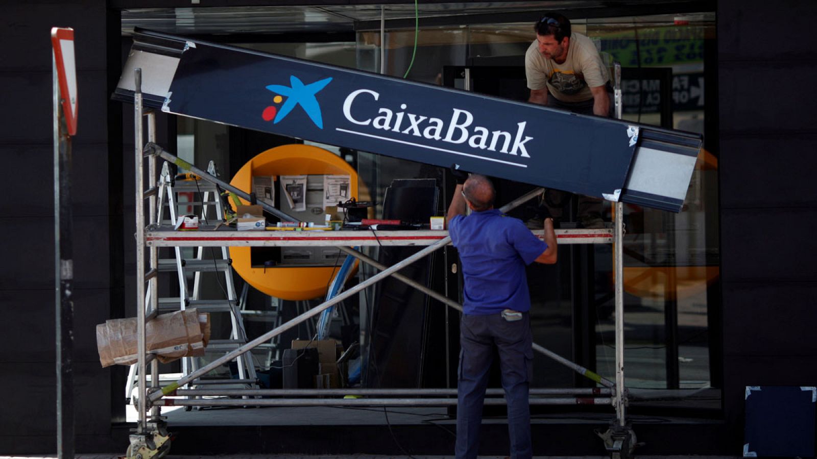 CaixaBank gana 839 millones de euros en el primer semestre del año