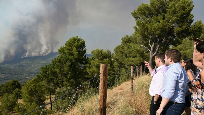 Un incendio en Yeste, en Albacete, todava sin controlar, obliga a desalojar a 300 personas  
