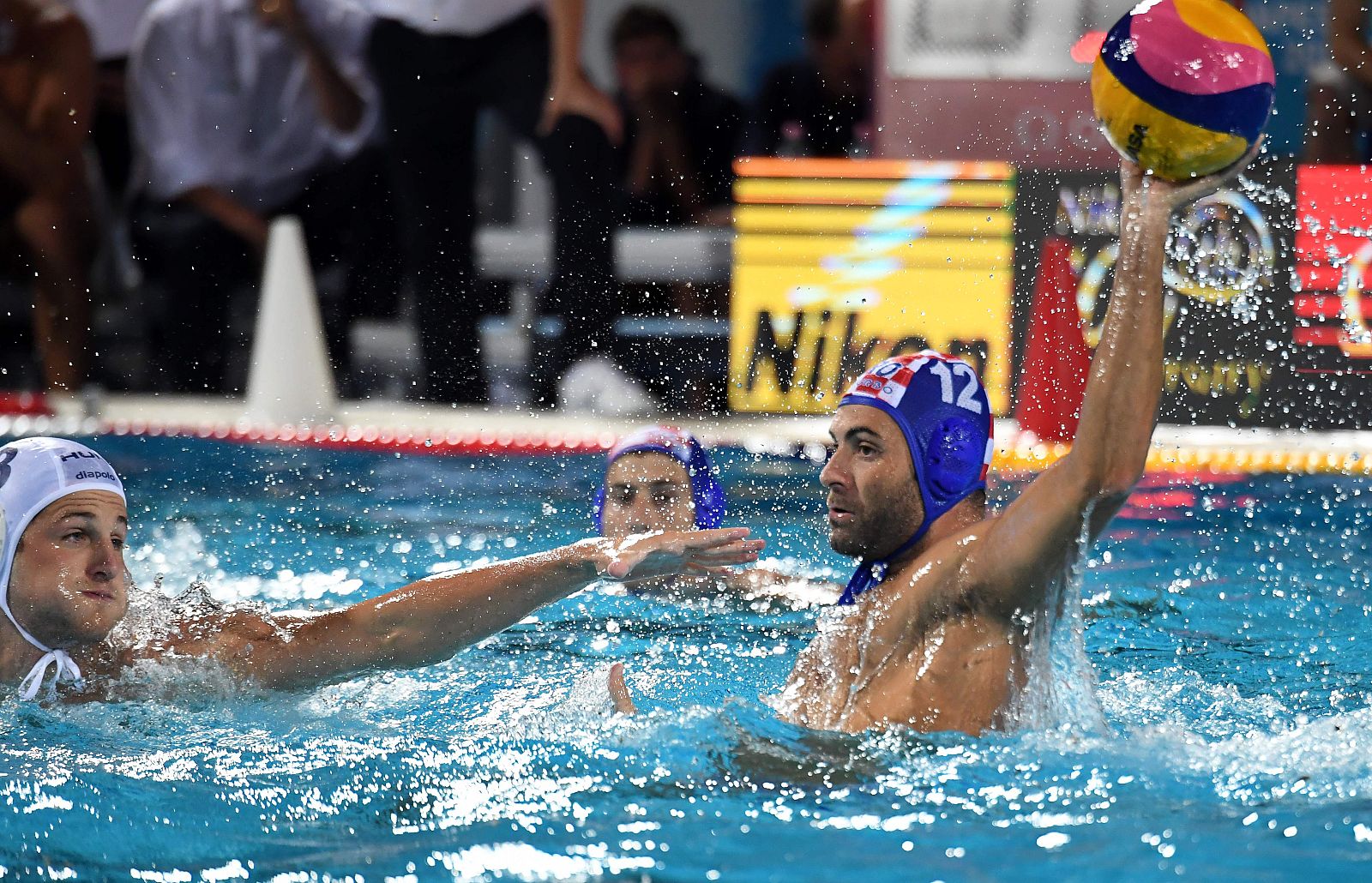 Xavi García con el balón ante los húngaros