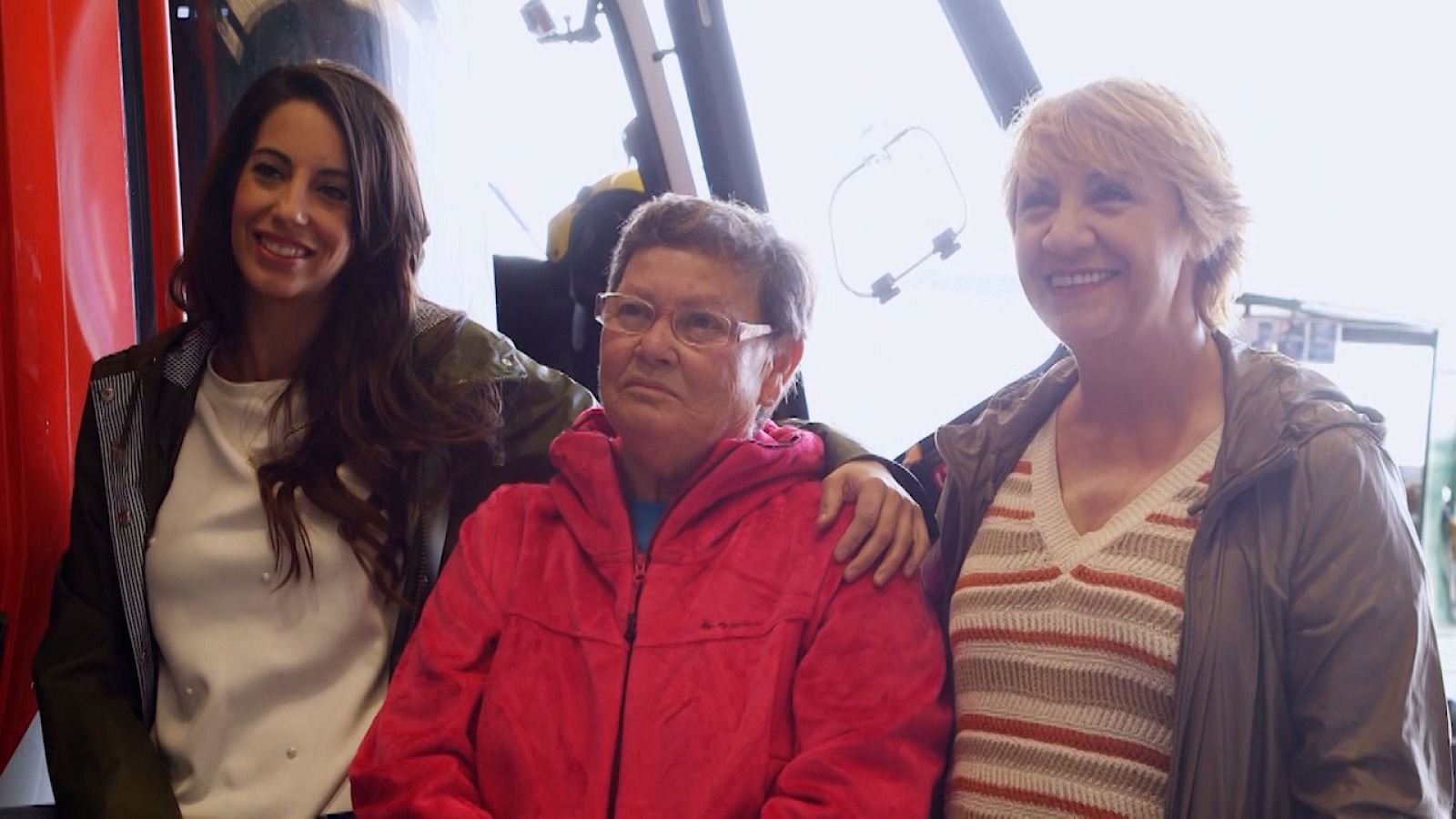 Blanca Portillo y Almudena Cid conocen a María Antonio Fernández, primera mujer socorrista en España