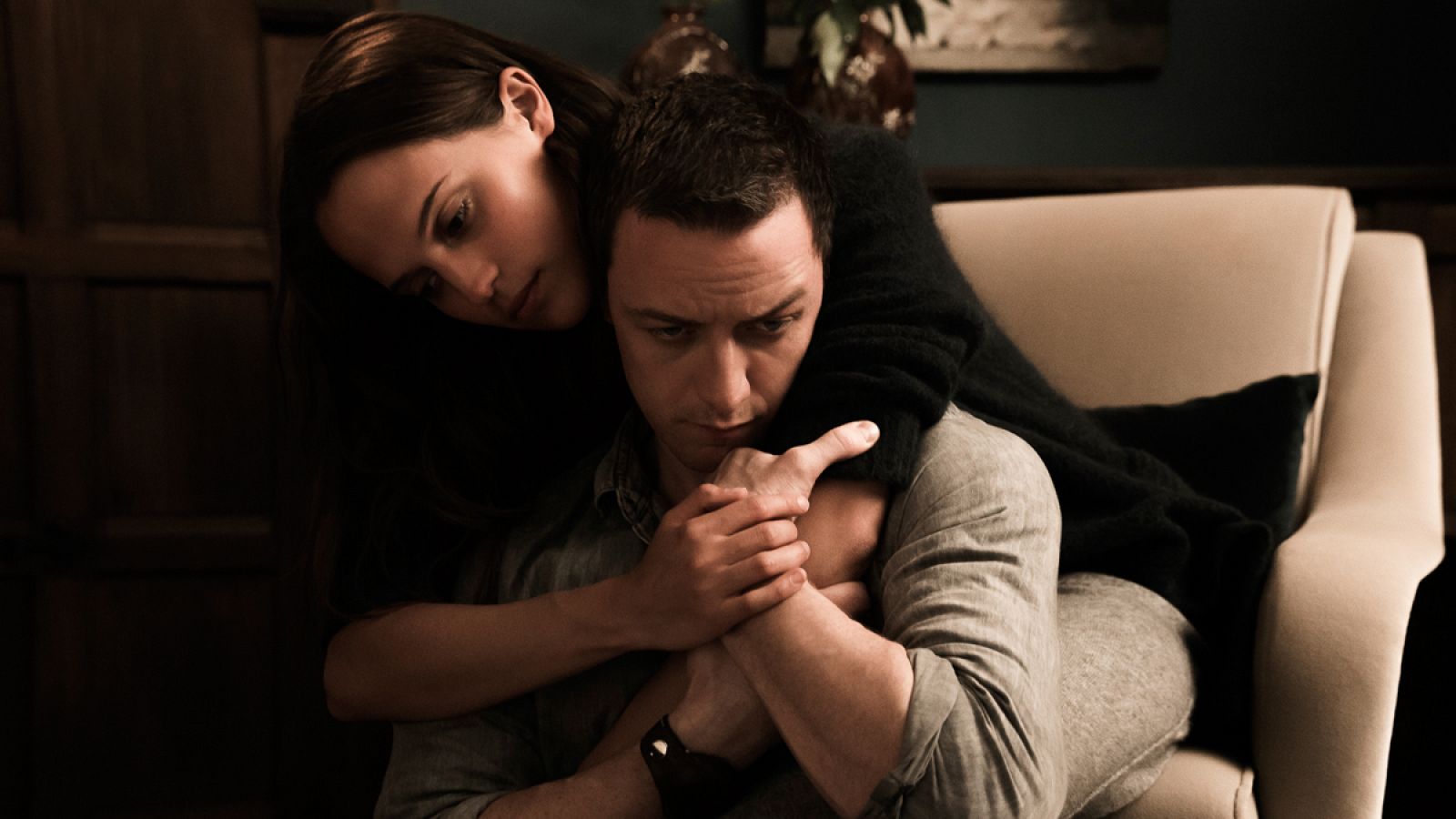 Alicia Vikander y James McAvoy en una escena del filme.