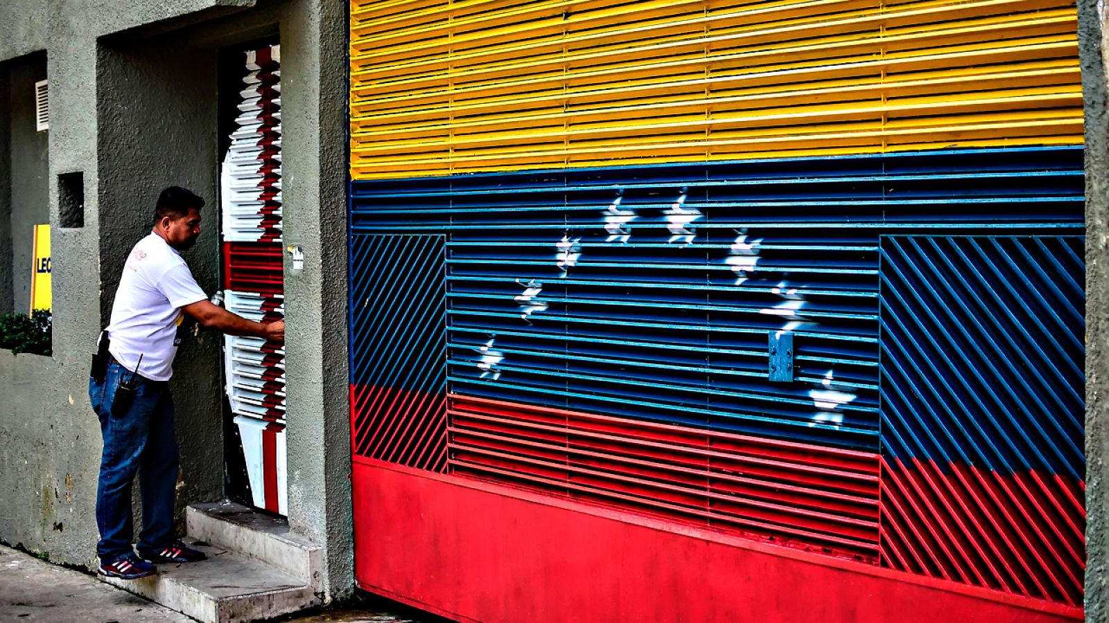 La entrada a la casa de Leopoldo López en Caracas, donde ha sido detenido este martes