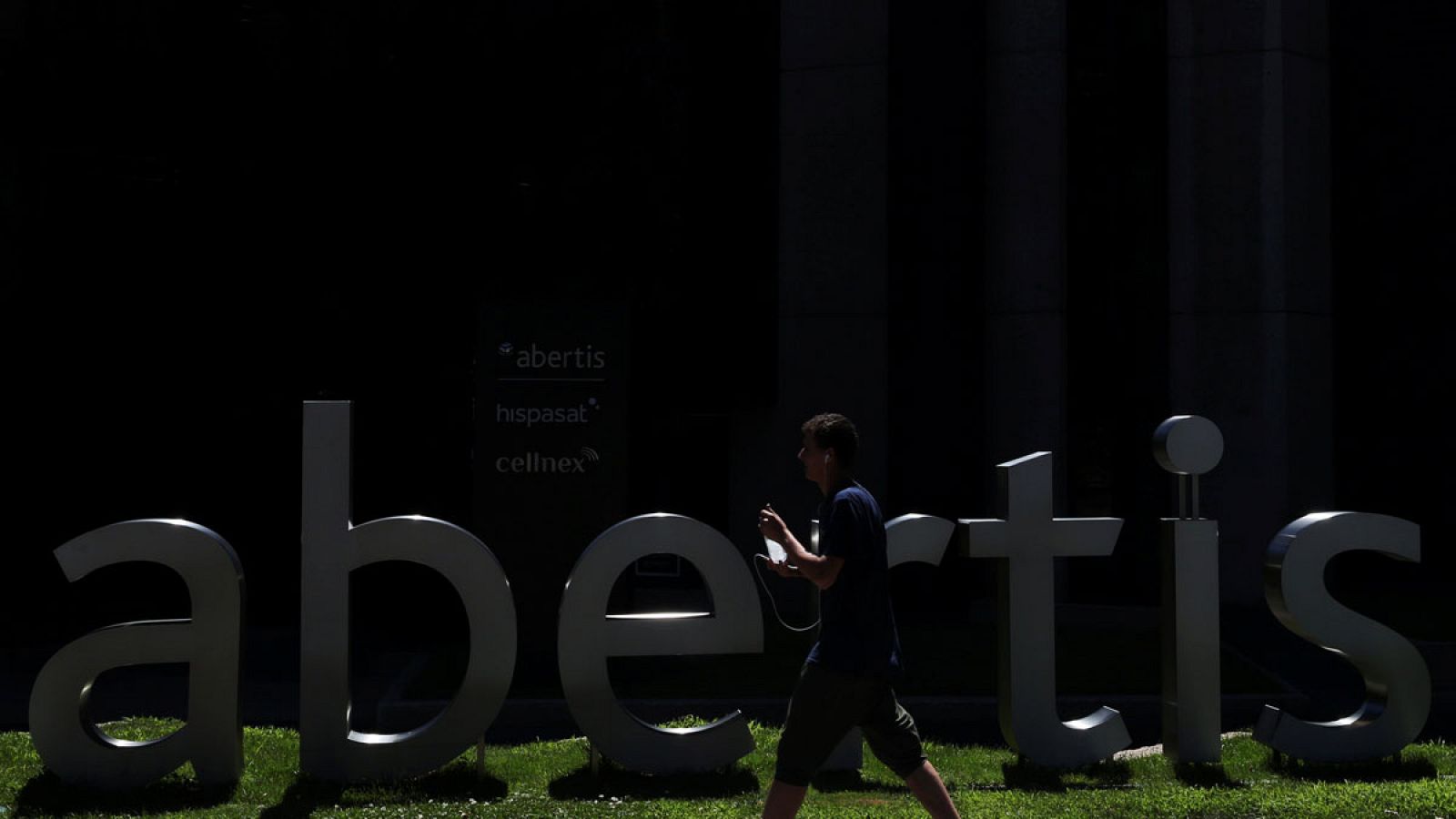 Exterior de la sede de Abertis en Madrid