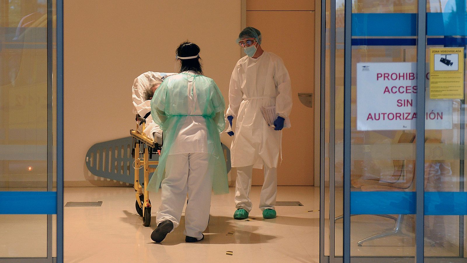 Un médico recibe a una paciente en el Hospital Río Hortega de Valladolid a su llegada a urgencias respiratorias