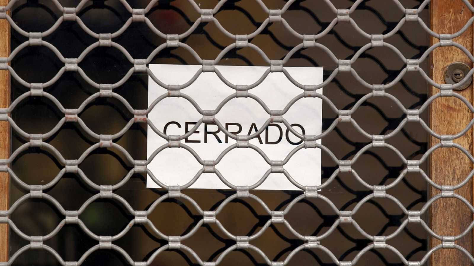 Imagen de archivo de un comercio cerrado por la crisis en Pamplona
