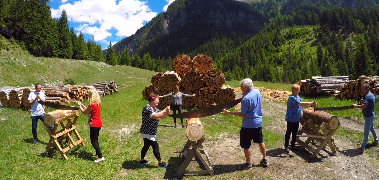 Hotel Romántico - Los huéspedes compiten cortando troncos