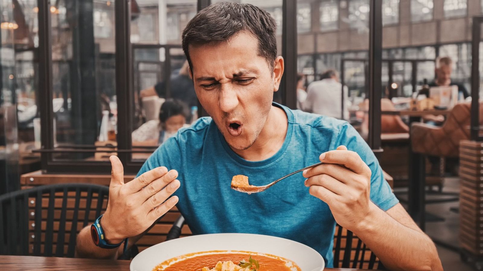 ¿Por qué nos pica la nariz al comer picante?