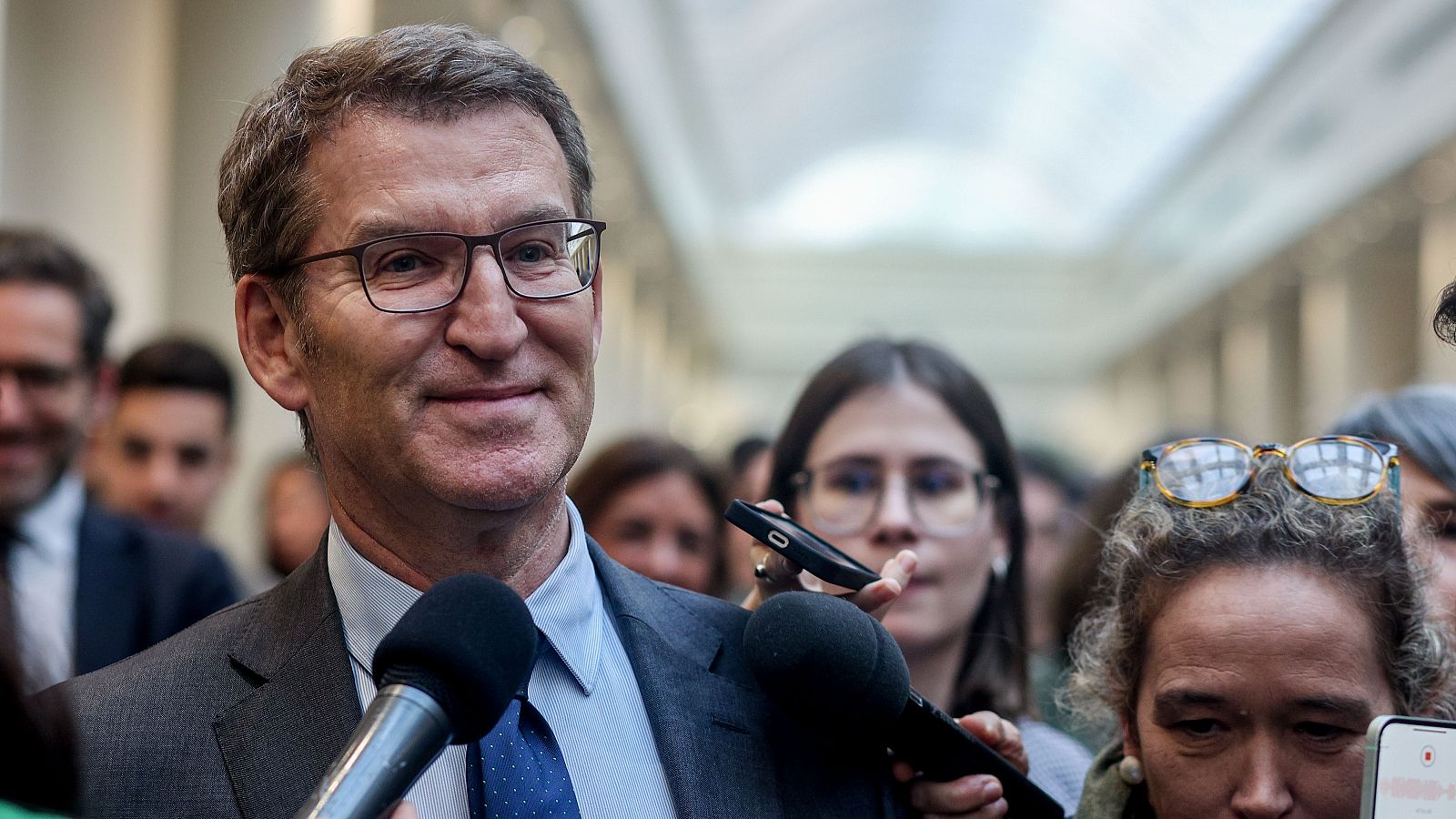 Feijóo hace declaraciones en los pasillos del Senado