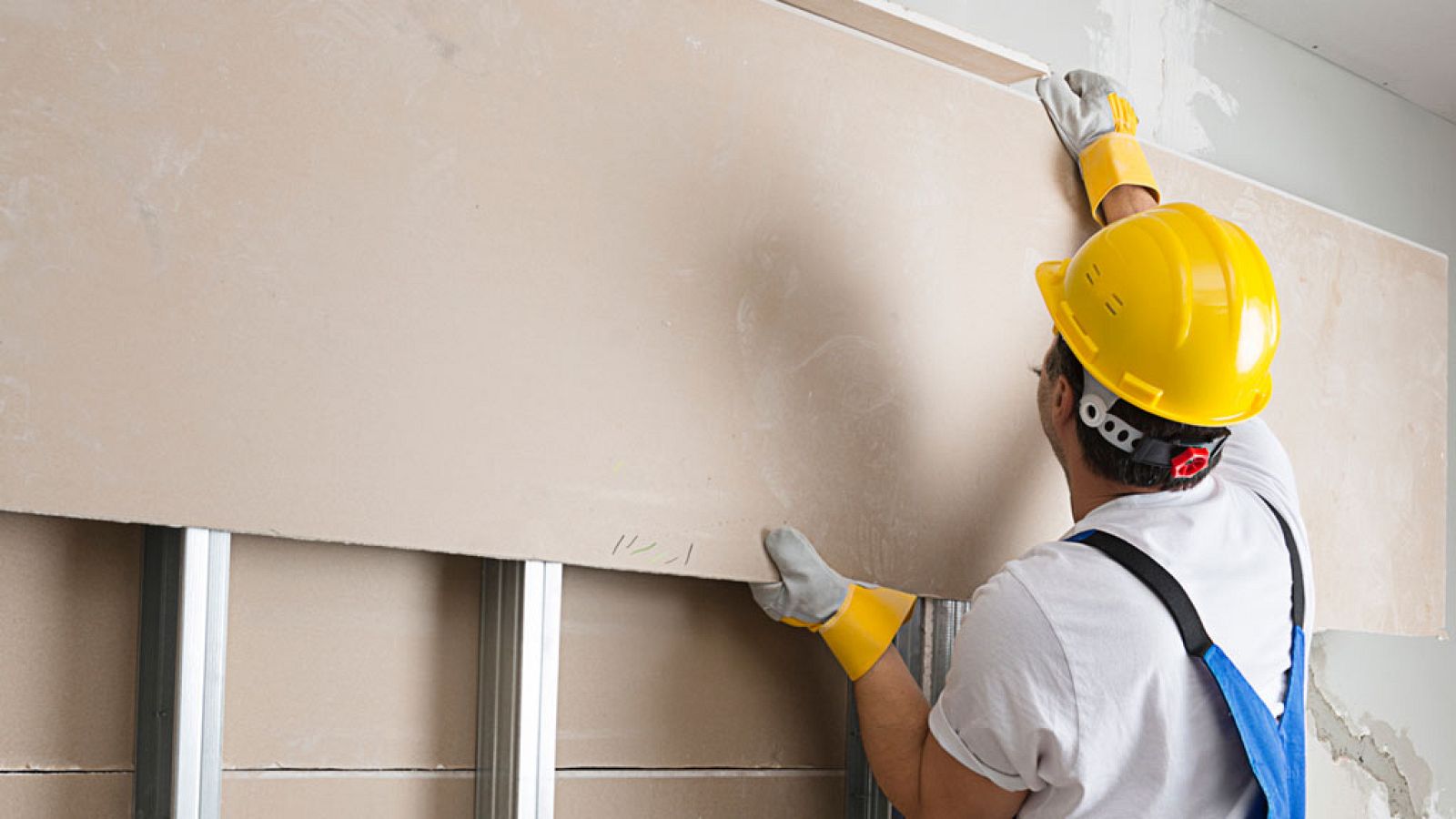 Un trabajador monta placas de pladur en una imagen de archivo