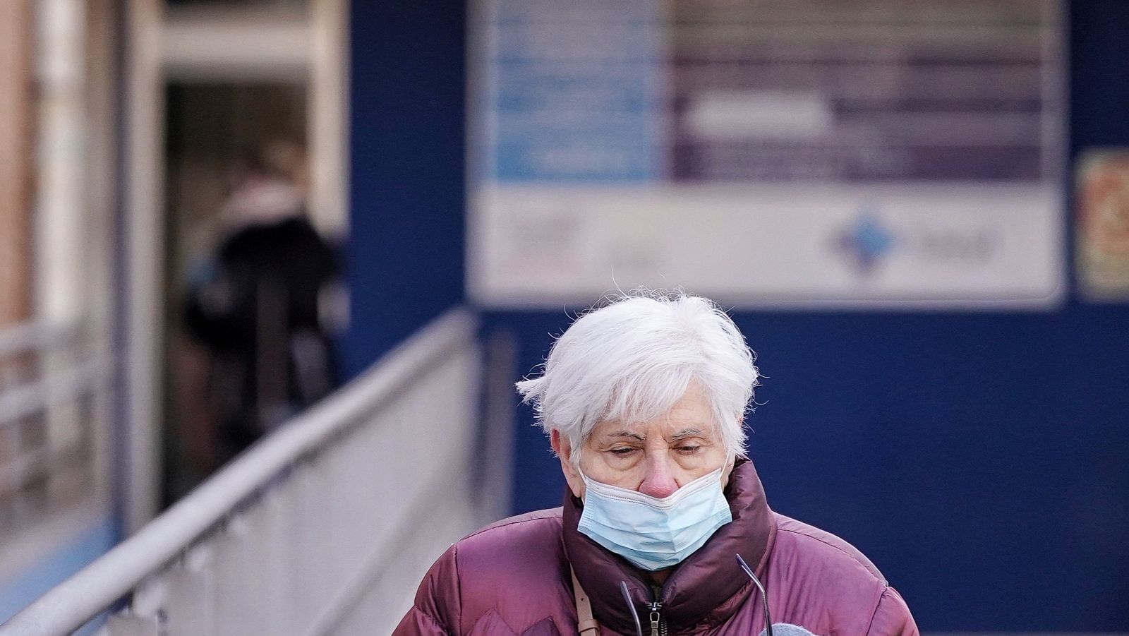 Una mujer se dispone a entrar en un centro de salud de Valladolid.