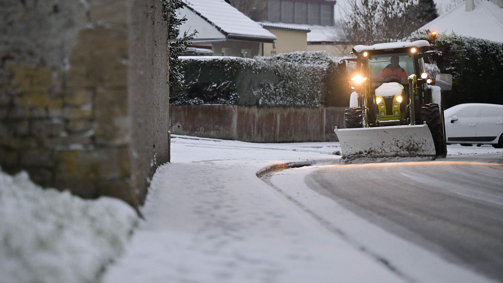 EuropaPress 5675809 09 january 2024 france courseulles sur mer snow plow cleans the road after