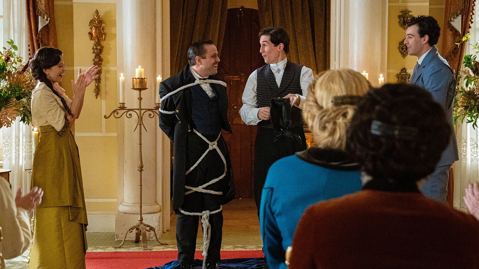 La Promesa: El mago celebra la función en el palacio