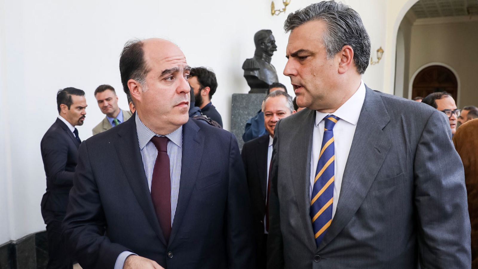 Atacan con cócteles molotov la embajada española en Caracas