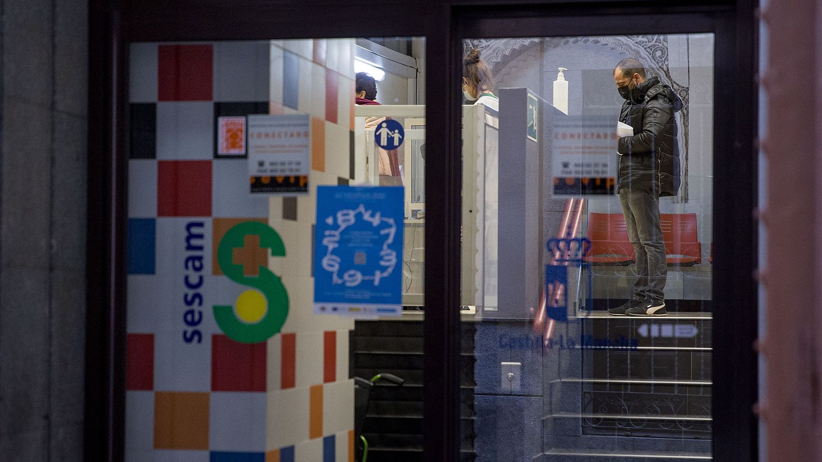 Un hombre con la mascarilla puesta, en el centro de salud de Sillería, en Toledo.