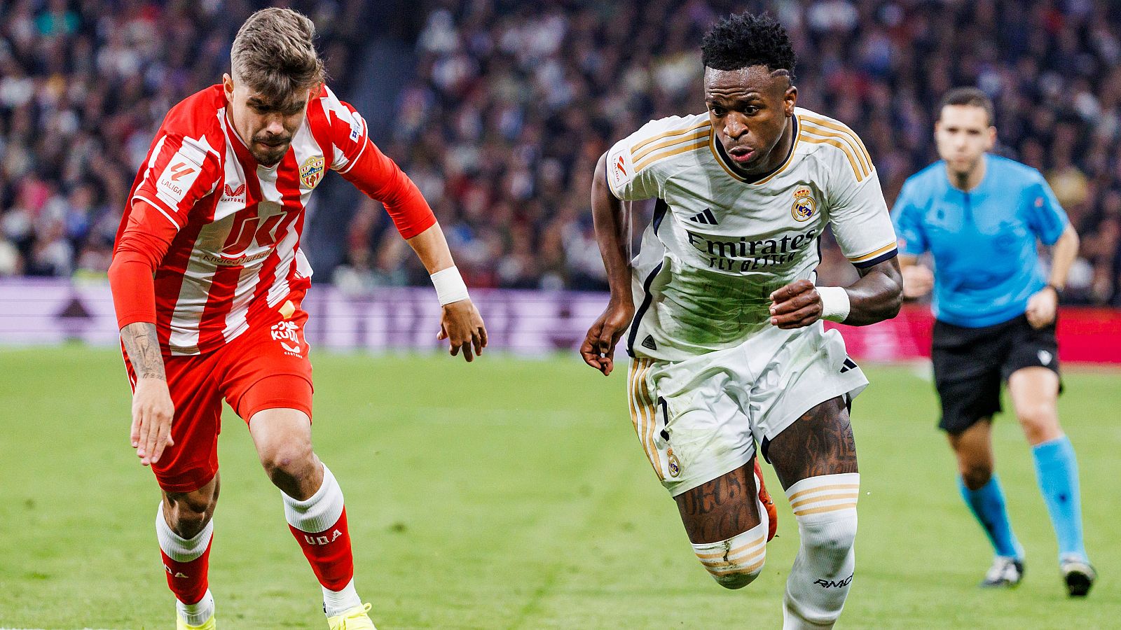 Vinicius Junior y Álex Pozo disputan un balón en el Real Madrid-Almería