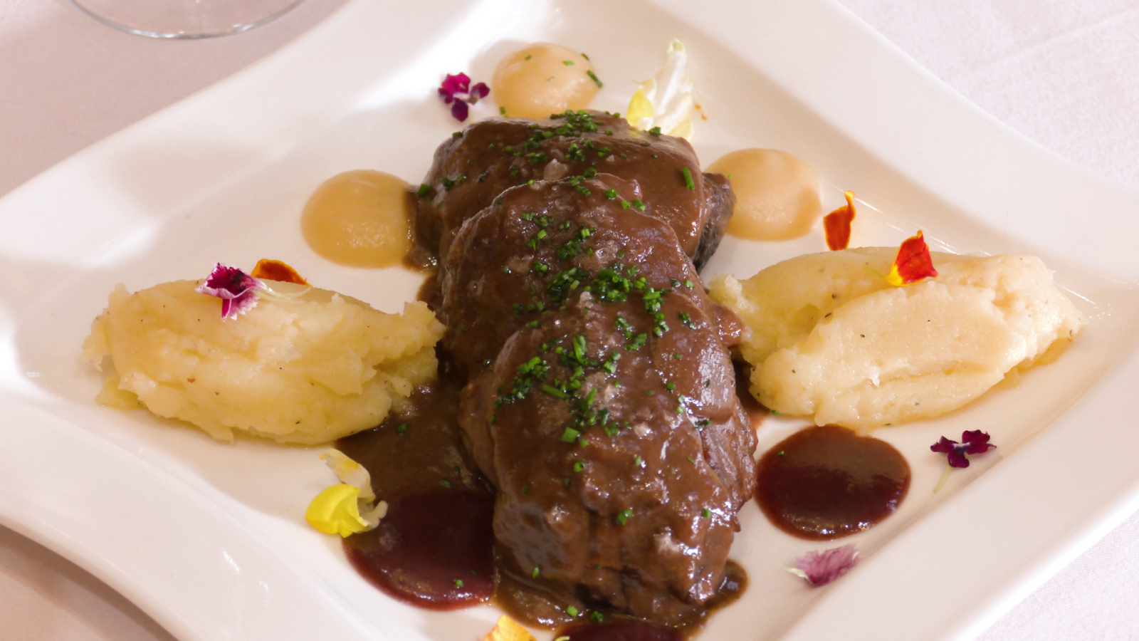 Sigue paso a paso esta receta de carrilleras y sorprende a tus invitados