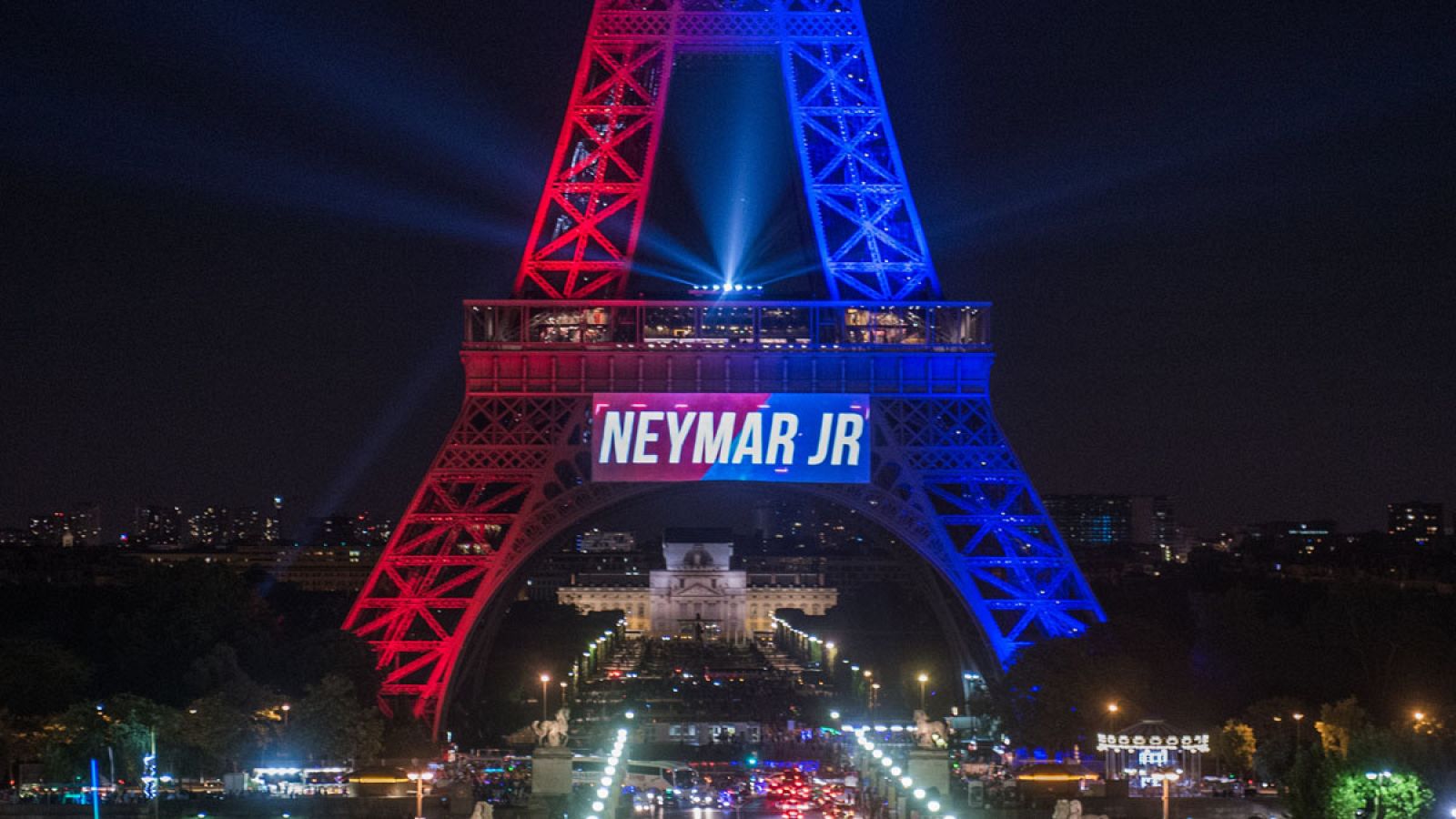 La Torre Eiffel da la bienvenida al futbolista Neymar