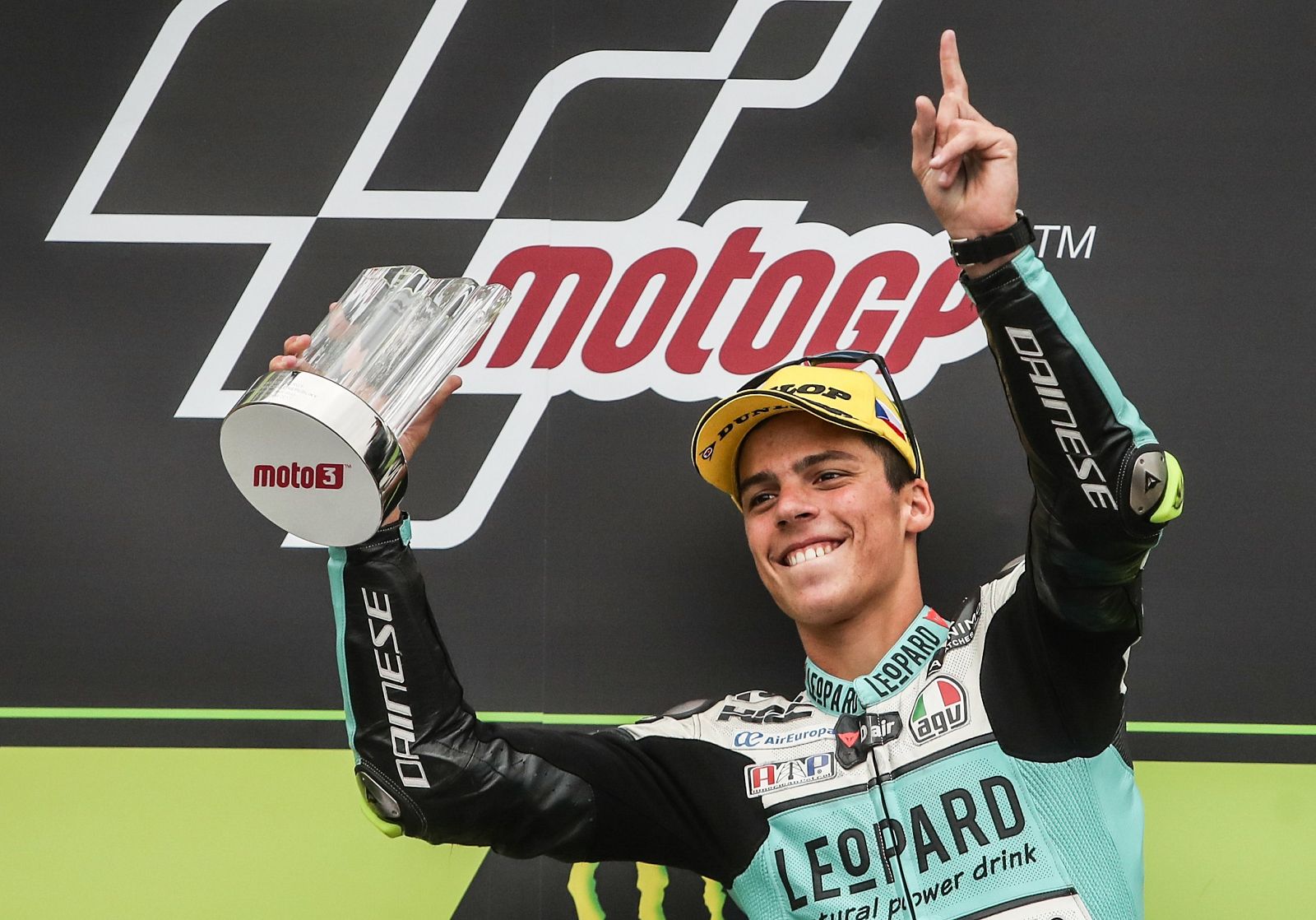 Joan Mir en el podio de Brno.