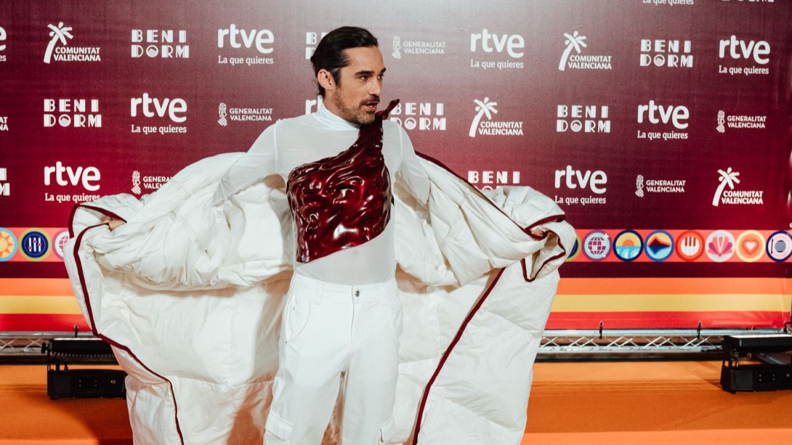 EuropaPress 5723250 presentador jordi cruz posa alfombra naranja benidorm fest benidorm palace 28