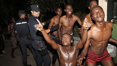 Unos doscientos inmigrantes subsaharianos cruzan corriendo el paso fronterizo de Ceuta