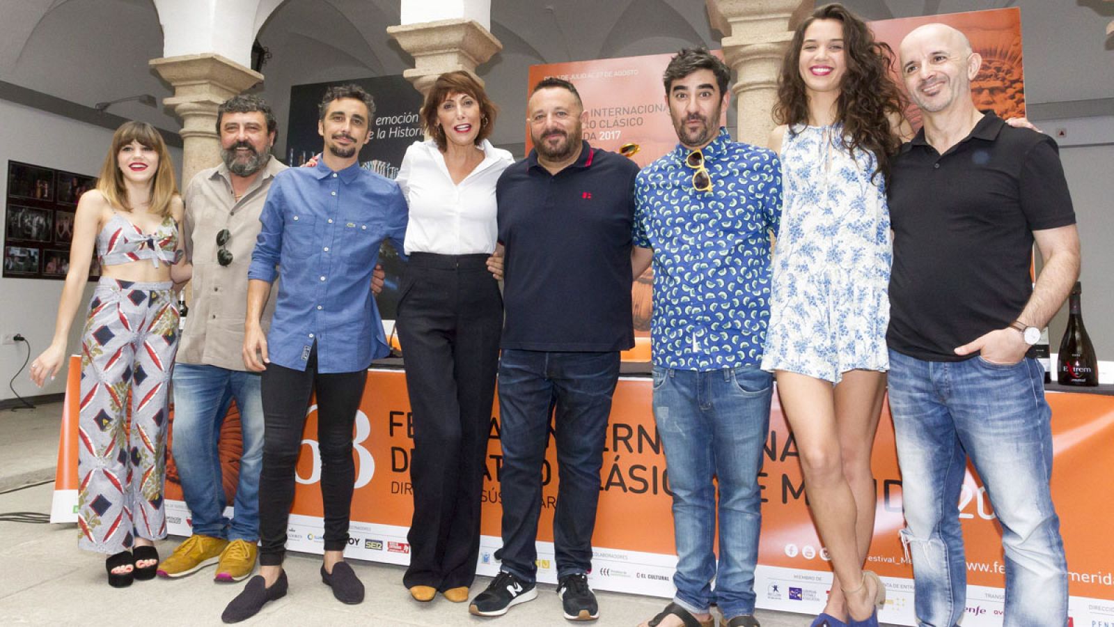El grupo de actores que participan en la obra "La comedia de las mentiras", dirigida por Pep Antón Gómez.