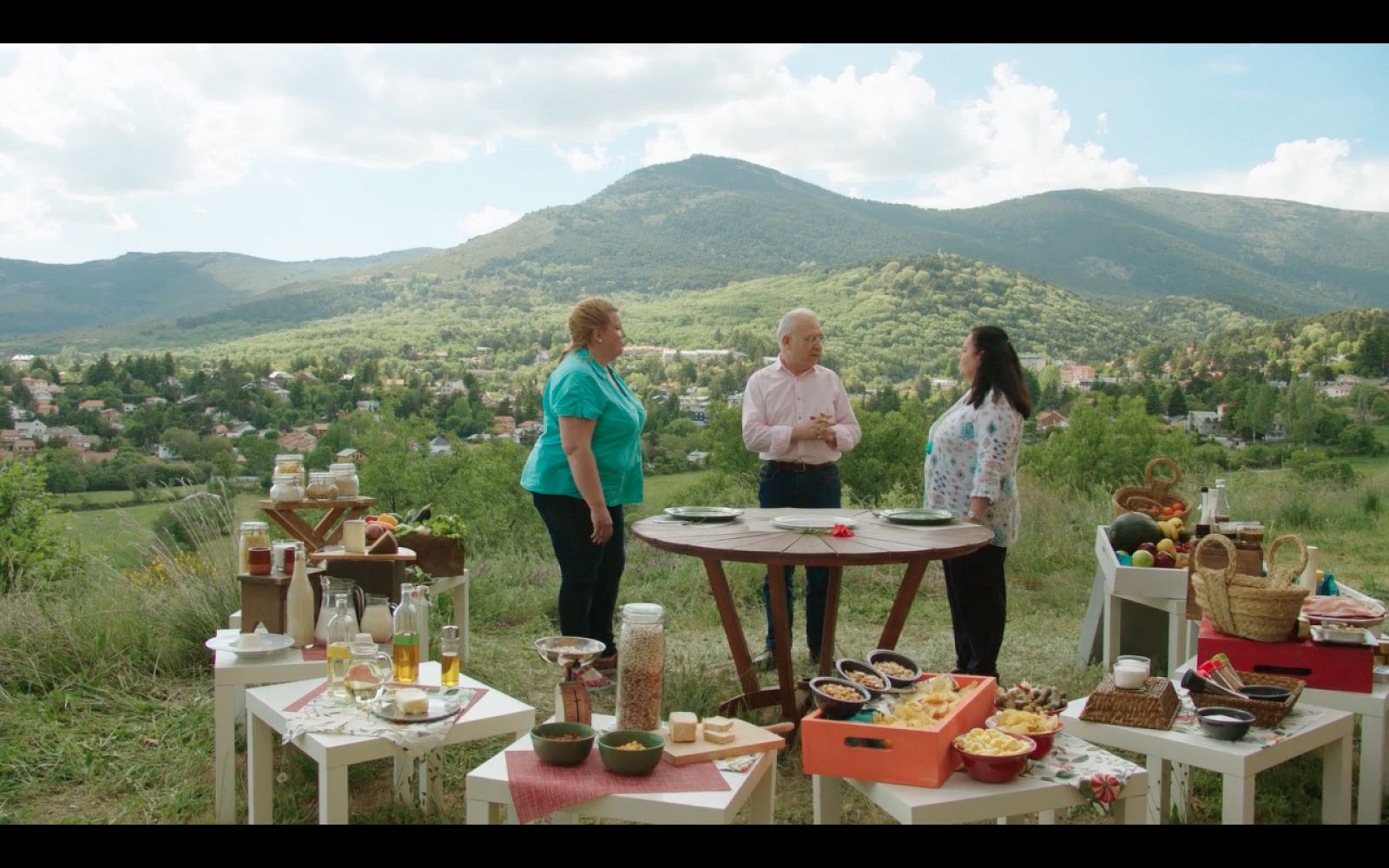 Gema y Paloma con el doctor Romero