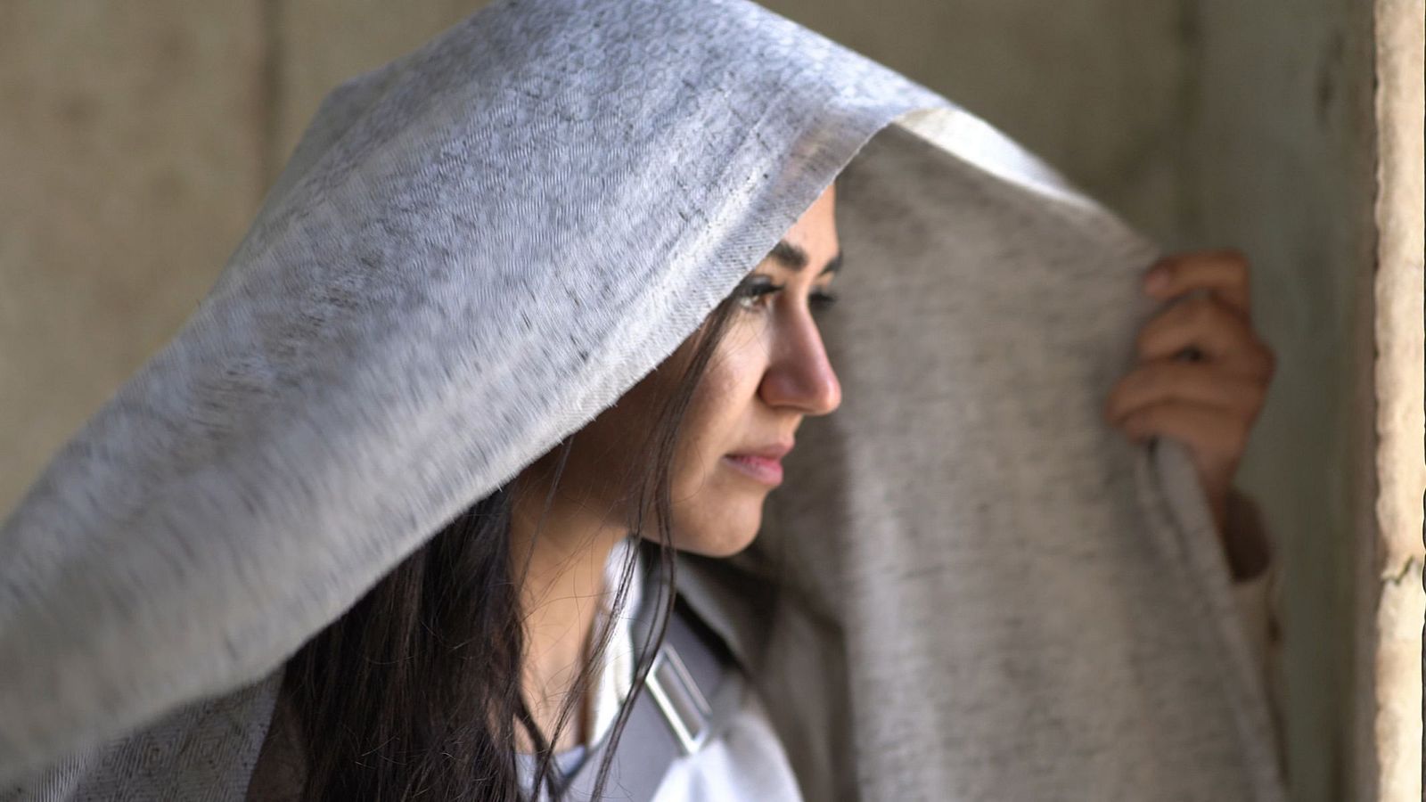 Mujer quitándose un velo