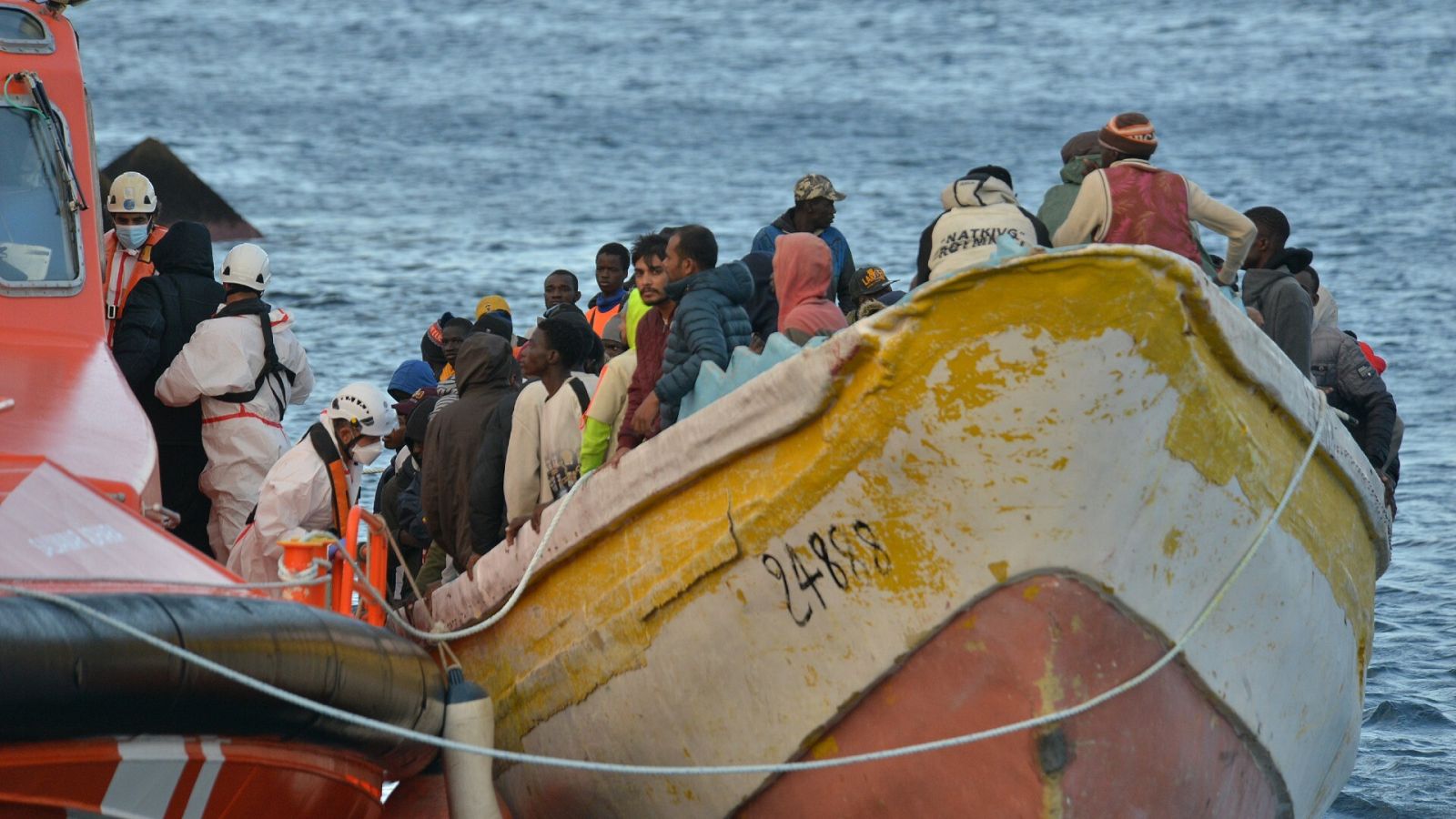 Imagen de archivo de una patera con 156 personas a bordo en el Muelle de La Restinga