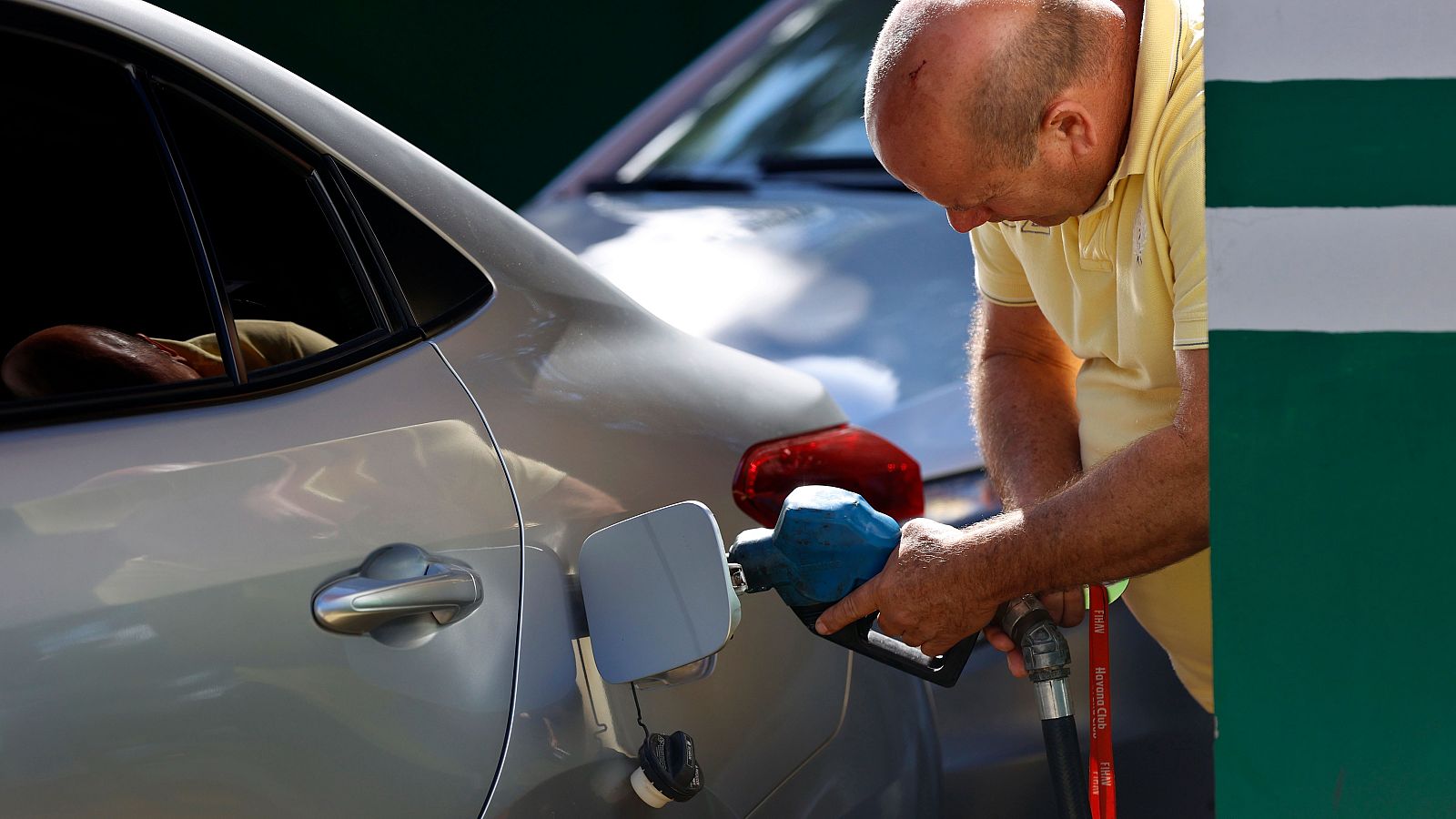Filas de vehículos en torno a las gasolineras en vísperas del incremento de los precios de los combustibles